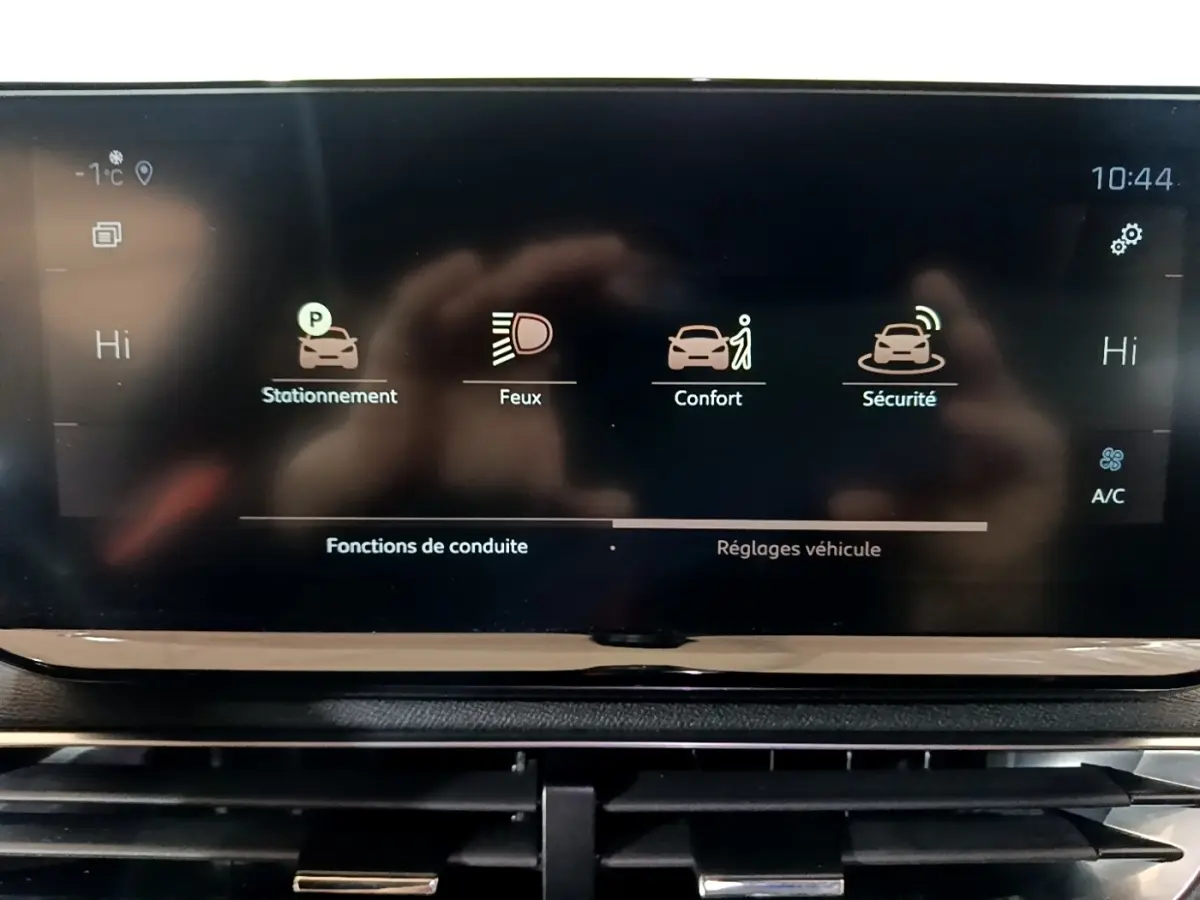 Écran tactile central du Peugeot 3008 PureTech 130 GT affichant les fonctions de conduite et réglages véhicule.