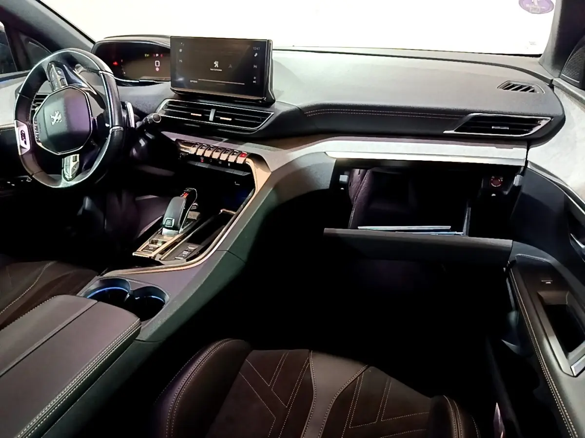 Vue intérieure côté conducteur du Peugeot 3008 GT 2021 bleu, avec volant cuir multifonctions et écran tactile central.