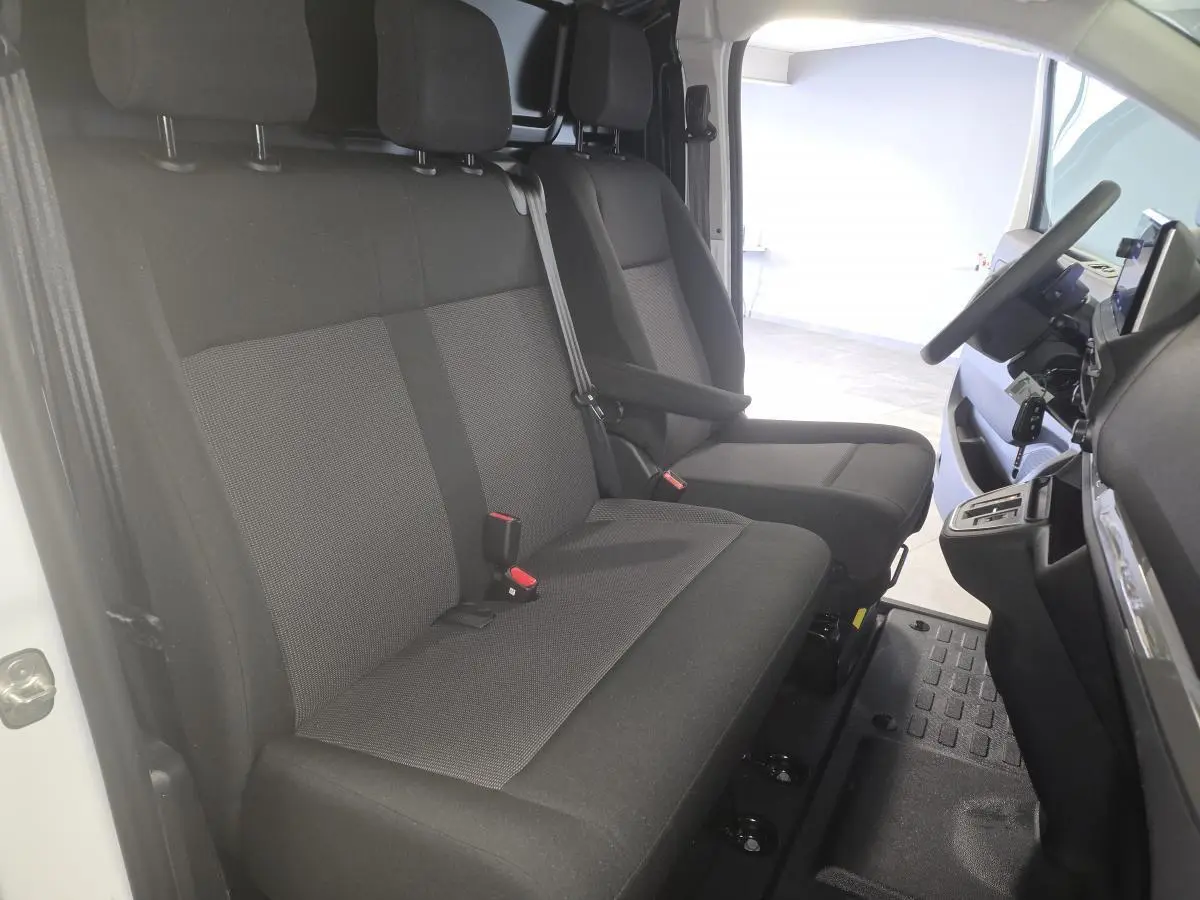 Vue intérieure côté conducteur de l'Opel Vivaro blanc 2025, montrant la banquette passager 2 places et le siège conducteur.