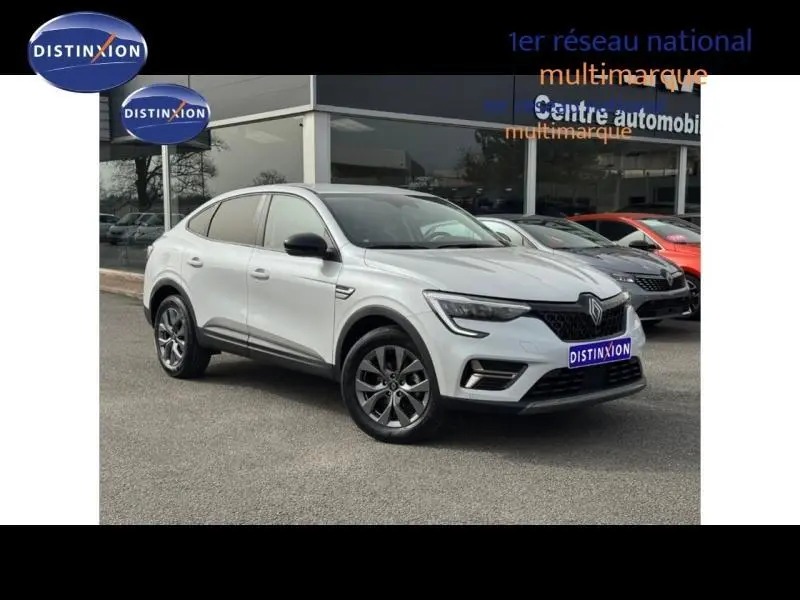 Renault Arkana blanc vu en 3/4 avant droit, avec jantes alliage et détails noirs contrastants.