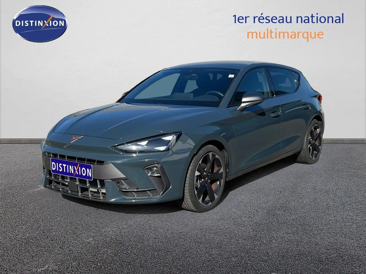 Vue 3/4 avant d'une CUPRA Leon 1.5 eTSI 150CH DSG bleu Fjord avec jantes noires et détails sportifs visibles.