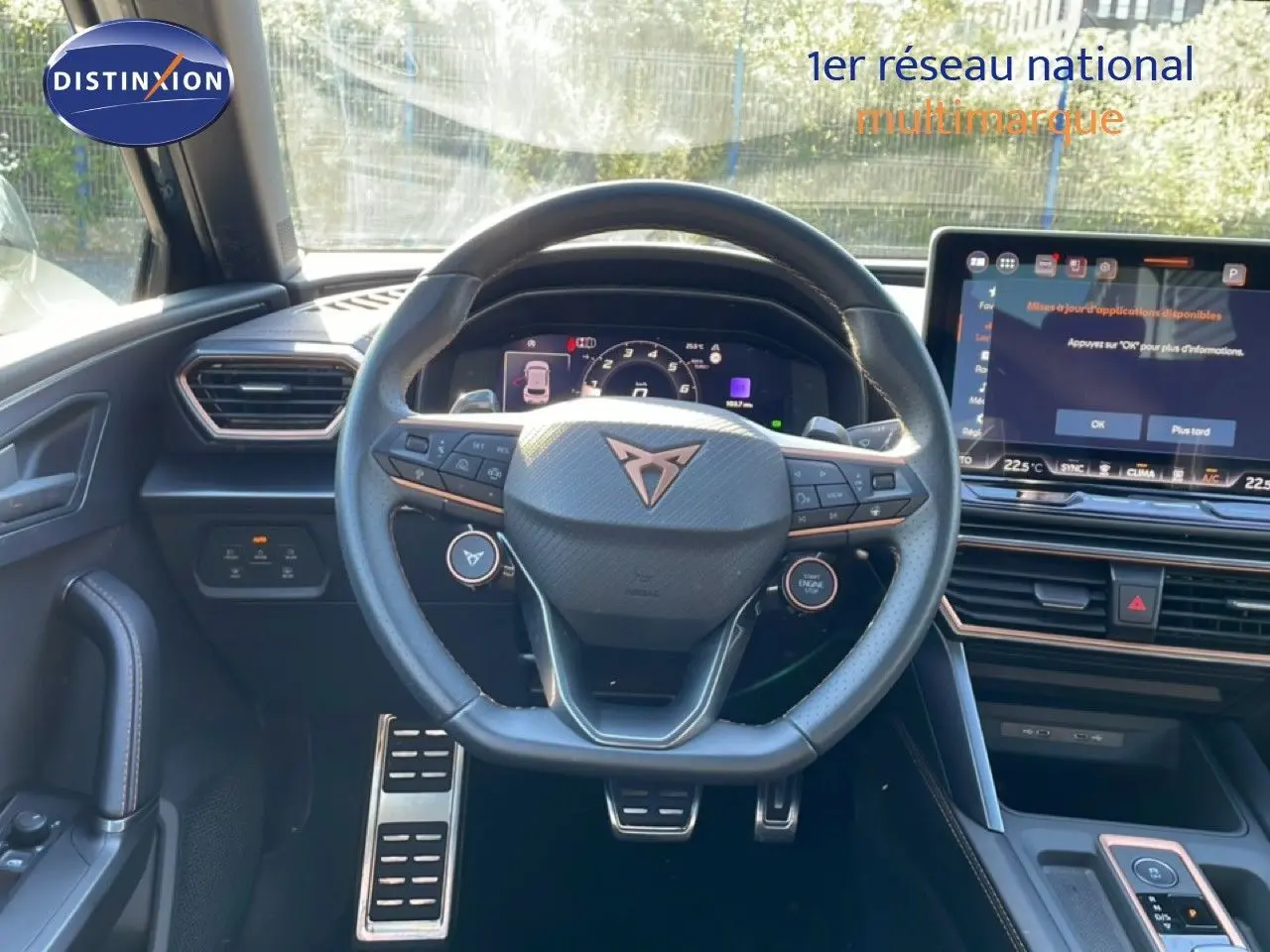 Vue intérieure centrée sur le volant cuir et le tableau de bord numérique du CUPRA Leon 1.5 eTSI 2025.