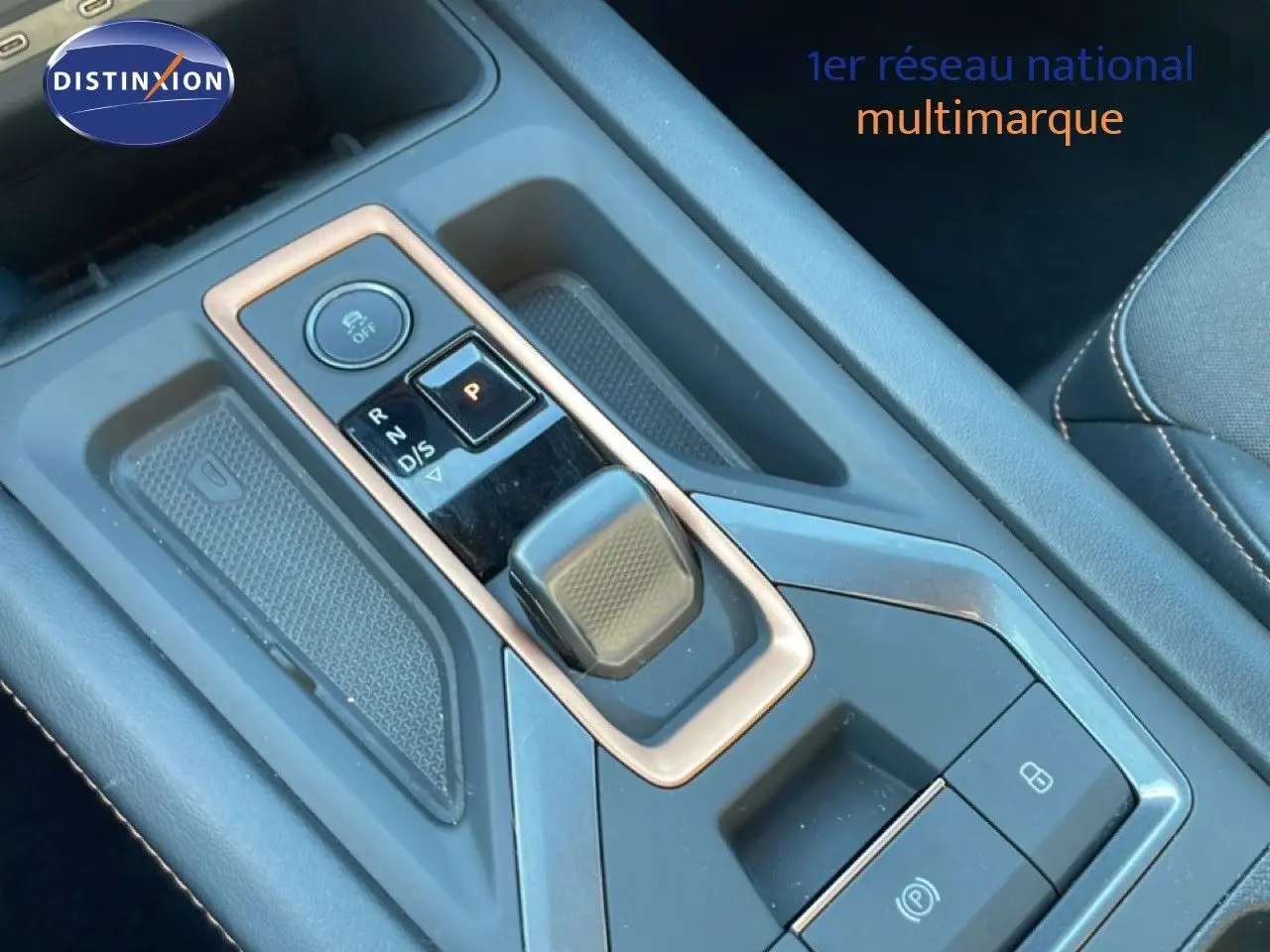 Gros plan sur la console centrale de la CUPRA Leon 1.5 eTSI 150CH DSG 2025, avec levier de vitesse et finition noire.