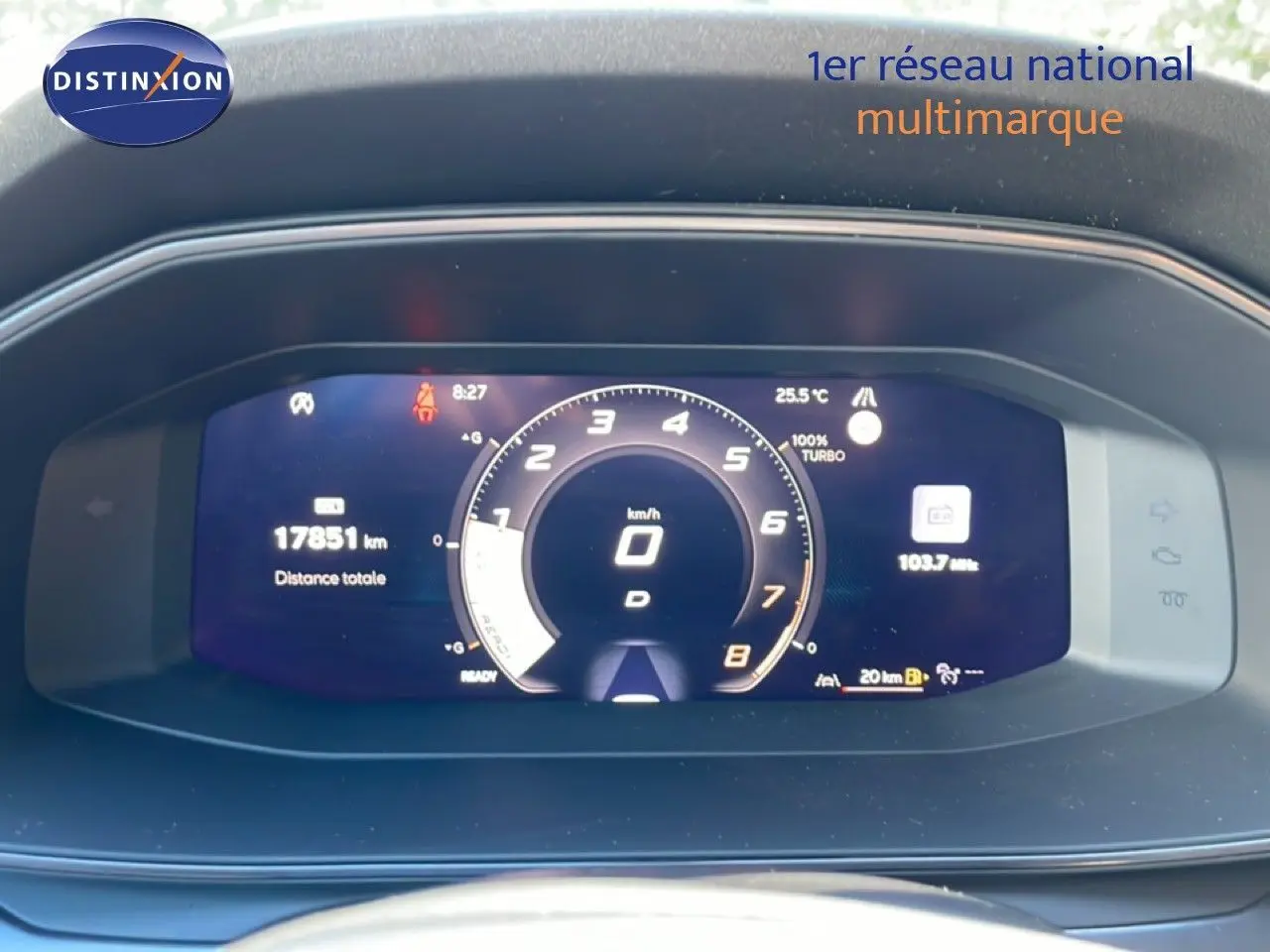 Tableau de bord numérique de la CUPRA Leon 1.5 eTSI 150CH en vue frontale, affichant la vitesse à zéro.