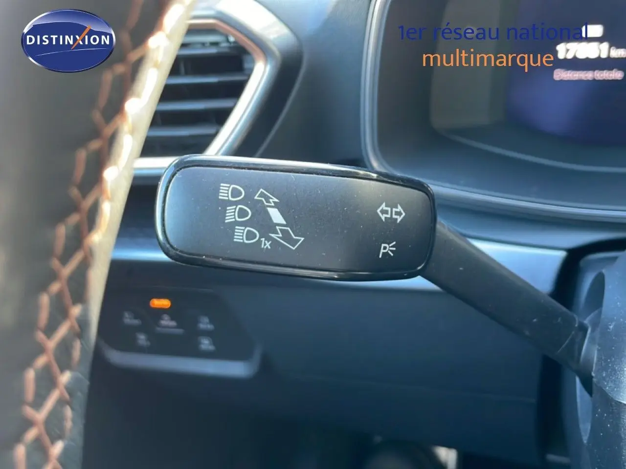 Gros plan sur la commande des clignotants à gauche du volant dans l’habitacle d’une CUPRA Leon 1.5 eTSI 150CH DSG 2025.