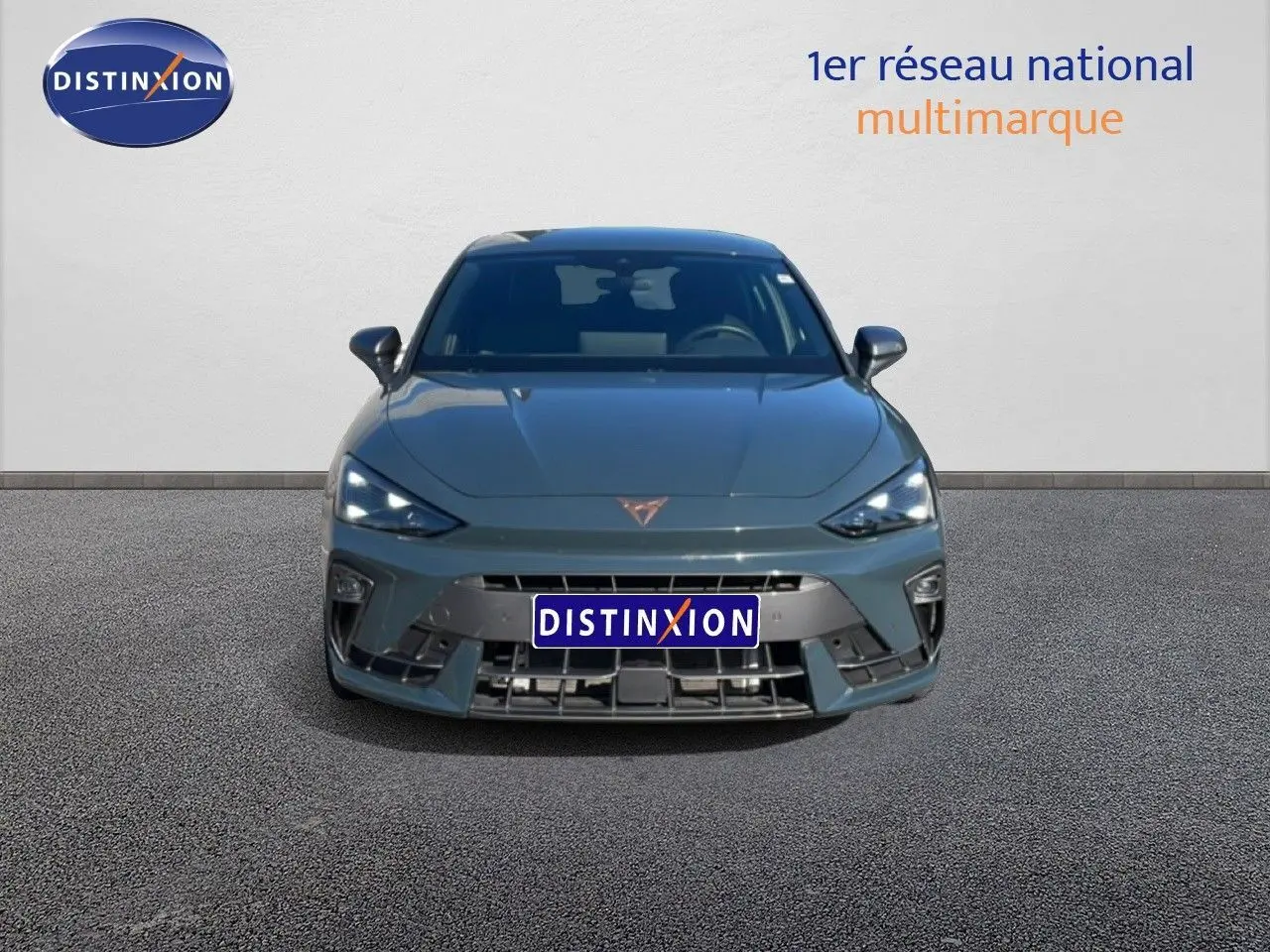 Vue frontale d'une CUPRA Leon 1.5 eTSI 150CH DSG en bleu Fjord avec phares LED allumés sur fond neutre.
