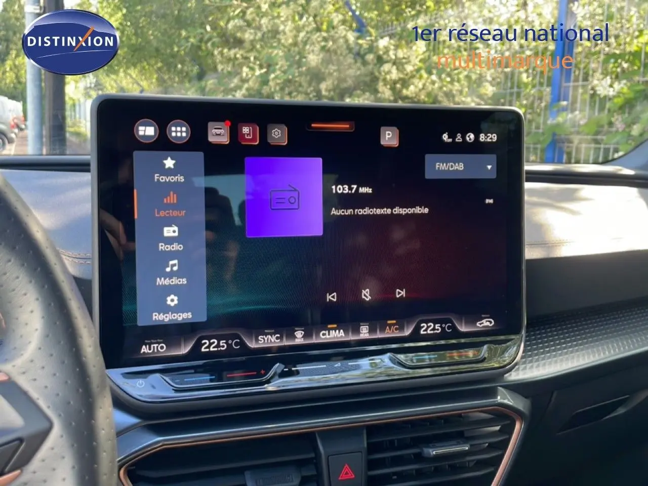 Écran tactile central affichant la radio et la climatisation dans l'habitacle d'une CUPRA Leon 2025.