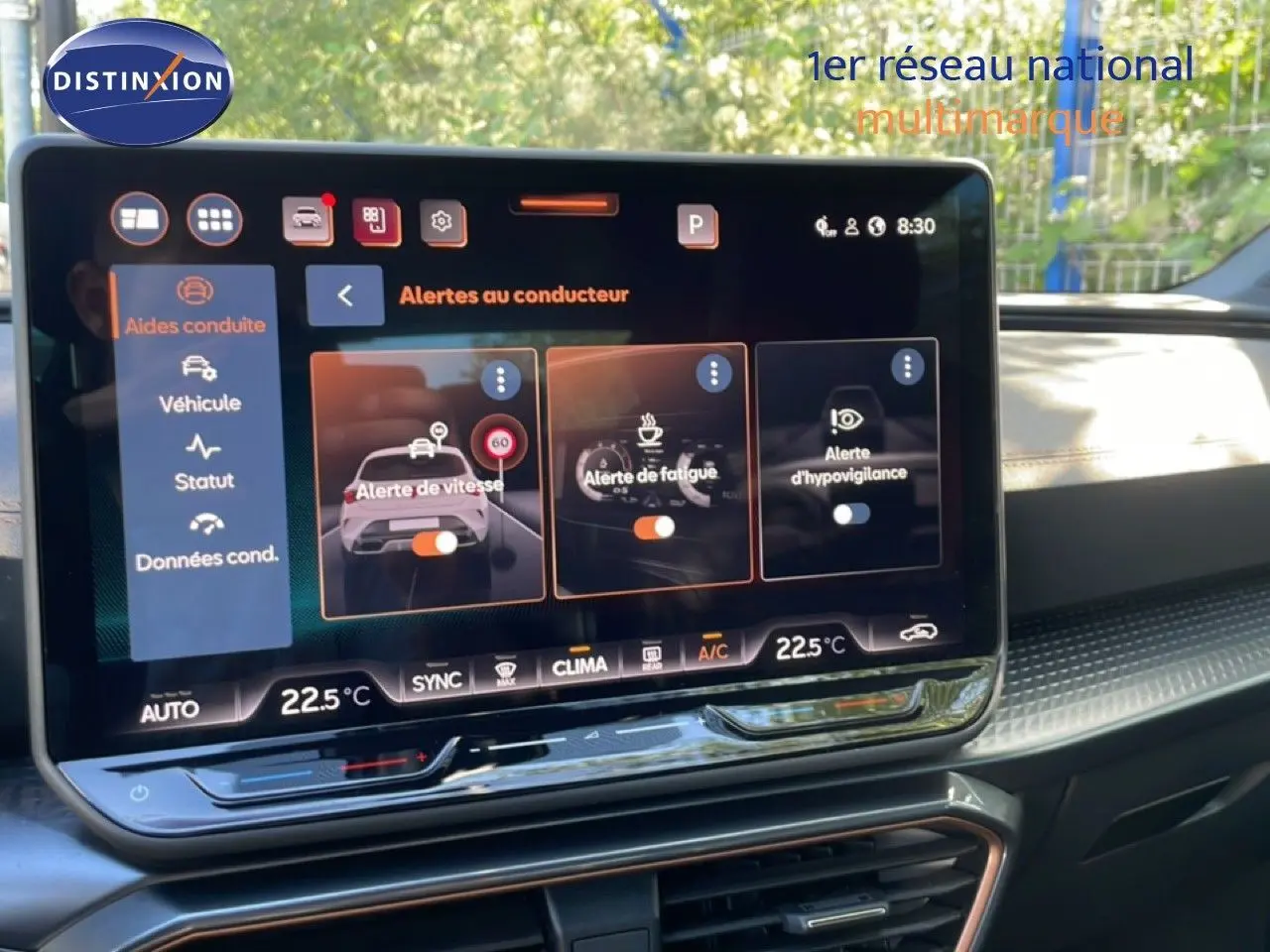 Écran tactile central de la CUPRA Leon 1.5 eTSI 150CH DSG 2025 montrant les alertes au conducteur, intérieur noir.