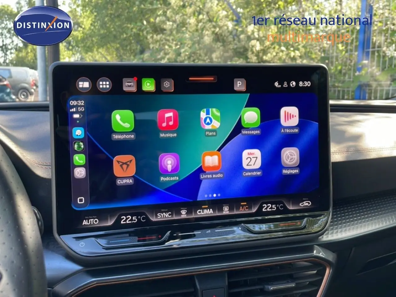 Écran tactile central de la CUPRA Leon 1.5 eTSI 2025 affichant les applications Apple CarPlay, vue intérieure avant.