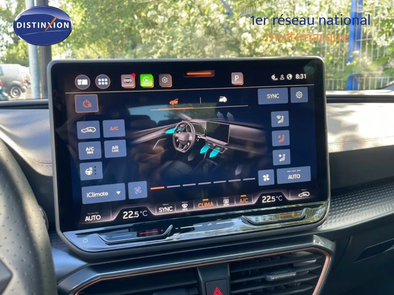 Écran tactile central de la CUPRA Leon 1.5 eTSI 150CH DSG 2025 affichant les réglages de climatisation intérieure.