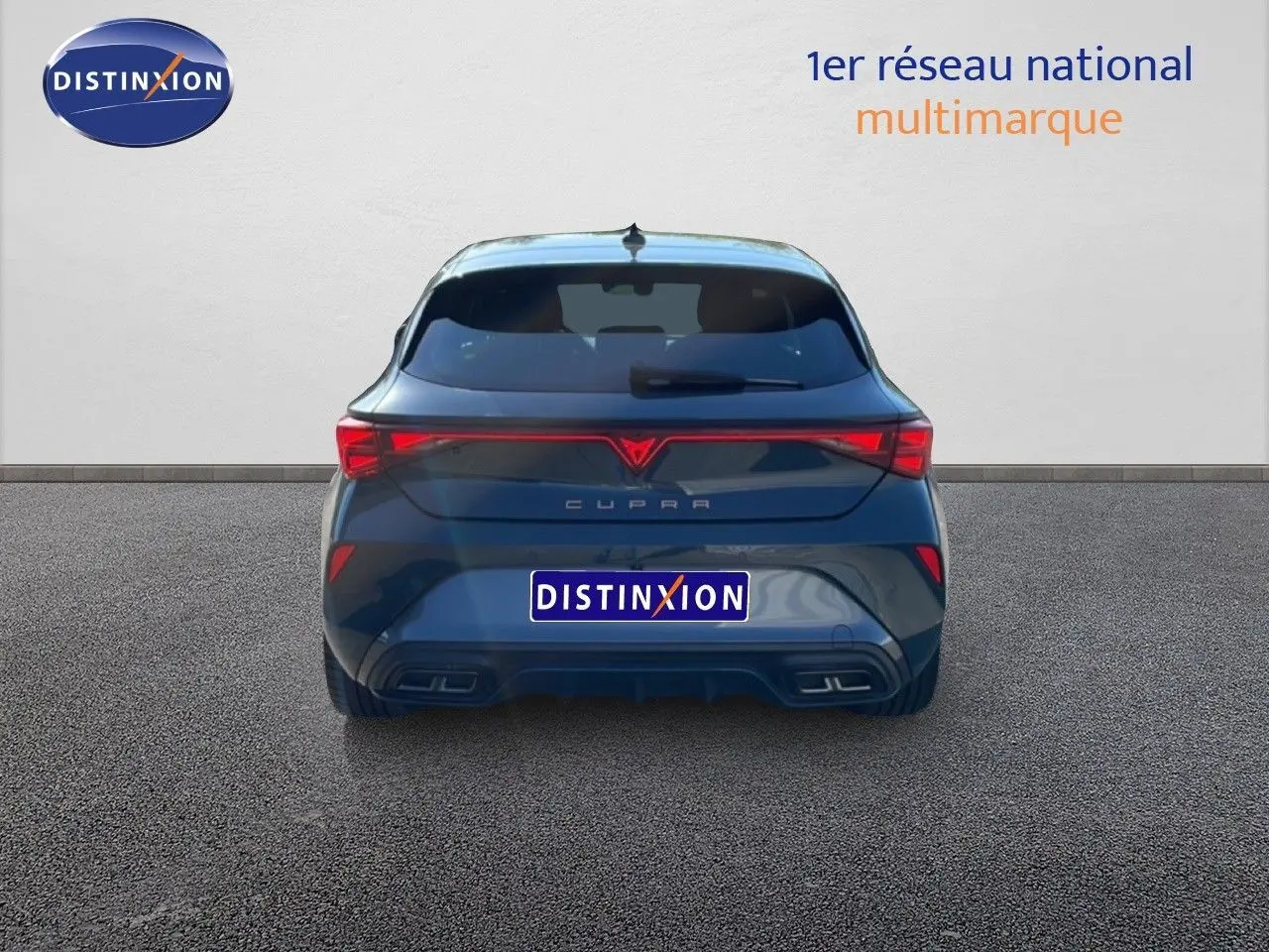 Vue arrière d'une CUPRA Leon 1.5 eTSI 150CH DSG en bleu Fjord, avec feux LED et double sortie d'échappement intégrée.