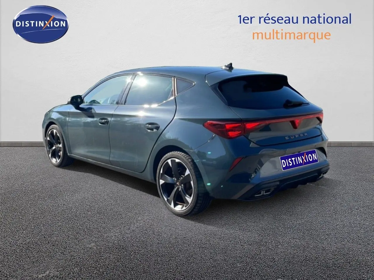 Vue 3/4 arrière droite d'une CUPRA Leon 1.5 eTSI 150CH DSG en bleu Fjord avec jantes noires bicolores.