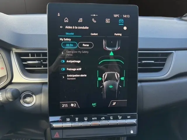 Écran tactile central du tableau de bord du Renault Captur gris foncé, affichant les aides à la conduite.