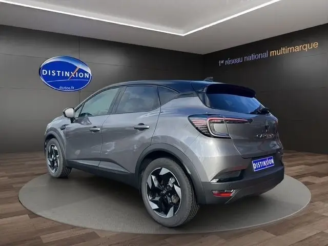 Renault Captur Techno full hybrid gris foncé, vue 3/4 arrière droit, feux LED et jantes noires distinctives.