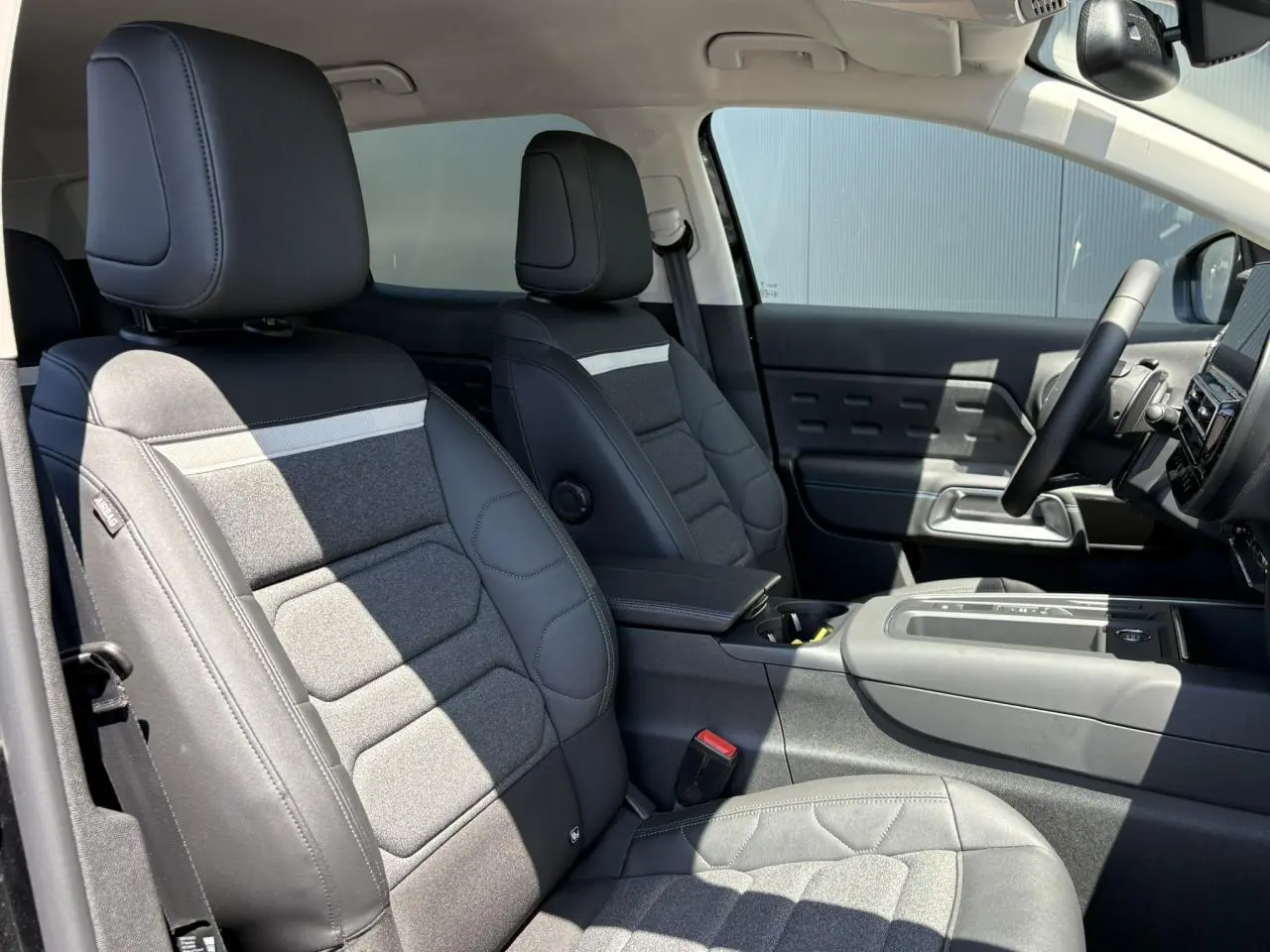 Vue intérieure côté gauche du Citroën C5 Aircross Hybrid avec sièges Advanced Comfort en tissu et cuir noir.