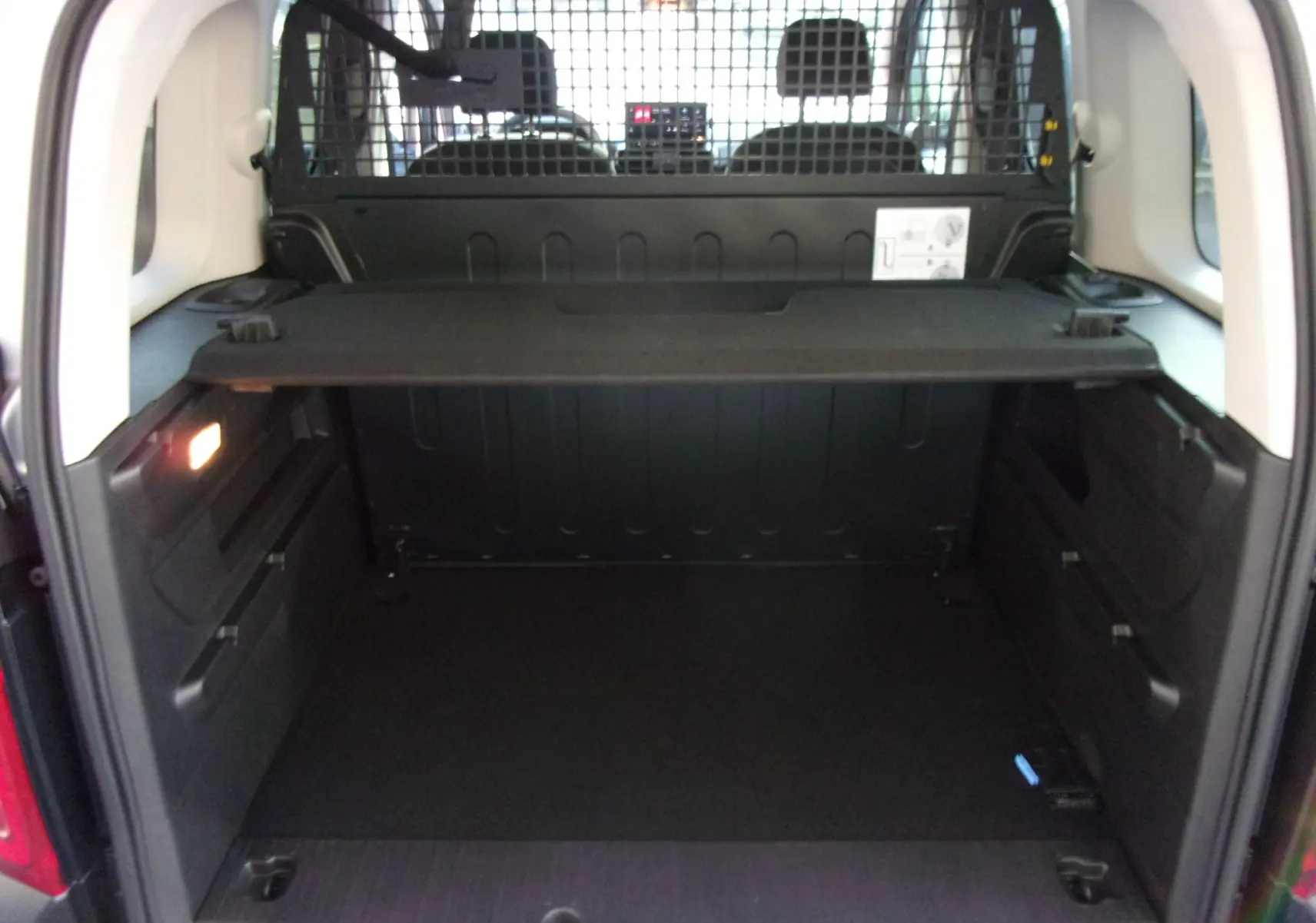 Écran tactile intérieur du Citroën Berlingo 2025 affichant les réglages d’aides à la conduite.