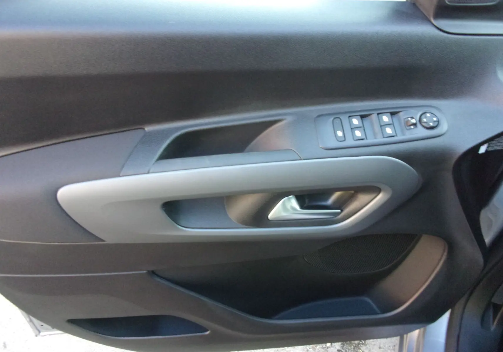 Vue intérieure côté conducteur du Citroën Berlingo gris Artense 2025, avec tableau de bord moderne et écran tactile central.