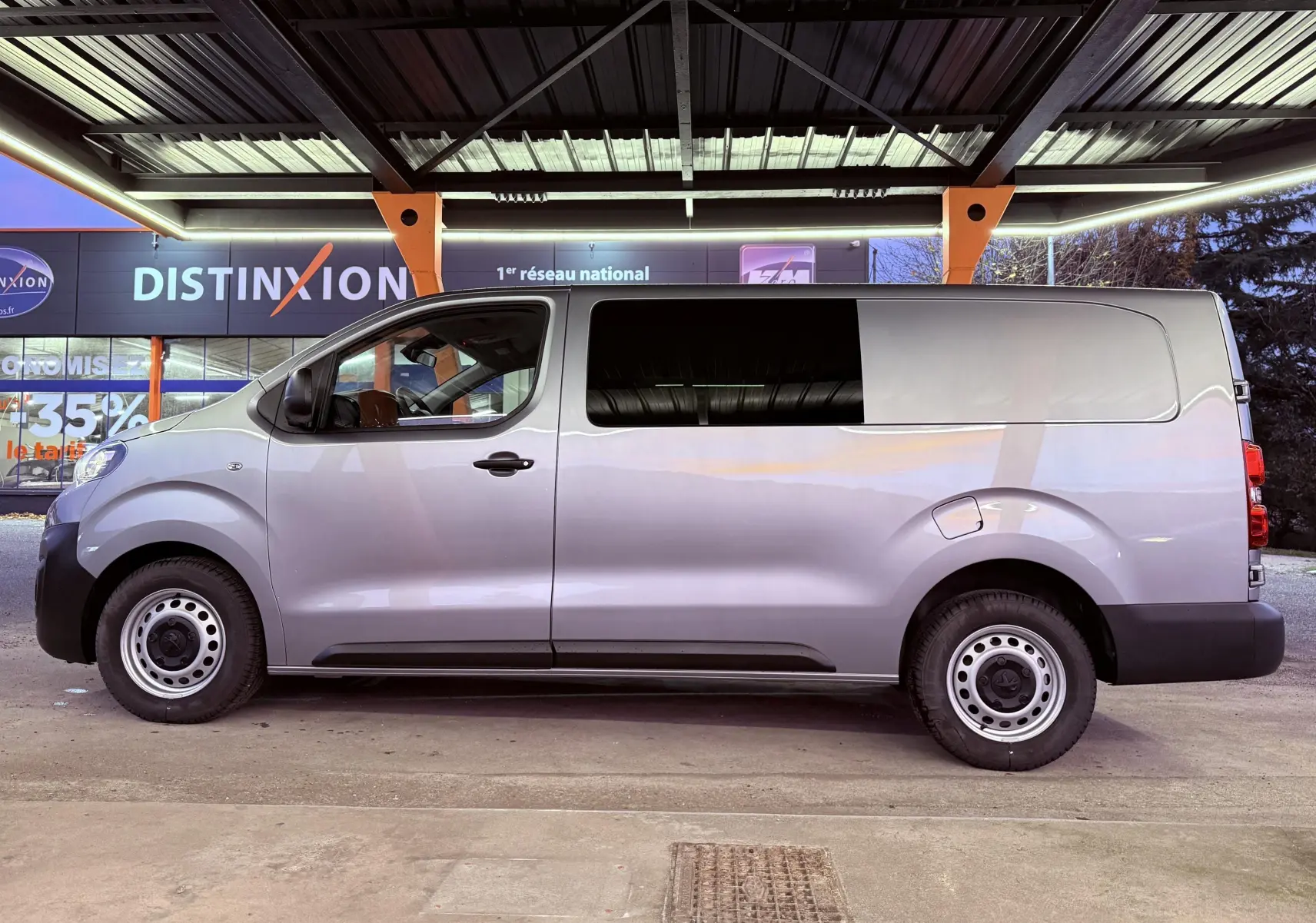 Vue latérale droite du Peugeot Expert Cabine Approfondie gris Artense métal 2023, fourgon utilitaire avec vitres teintées.