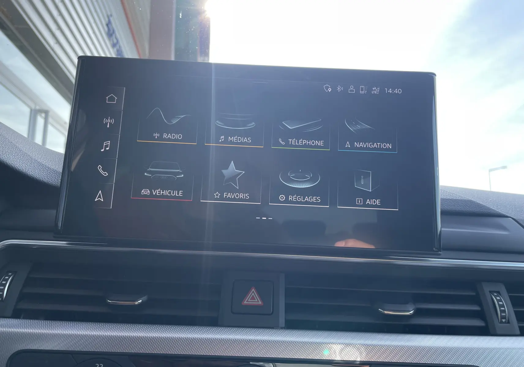 Écran tactile central de l'Audi A4 Avant 40 TDI 204 Quattro 2022 affichant les menus radio, médias, téléphone et navigation.