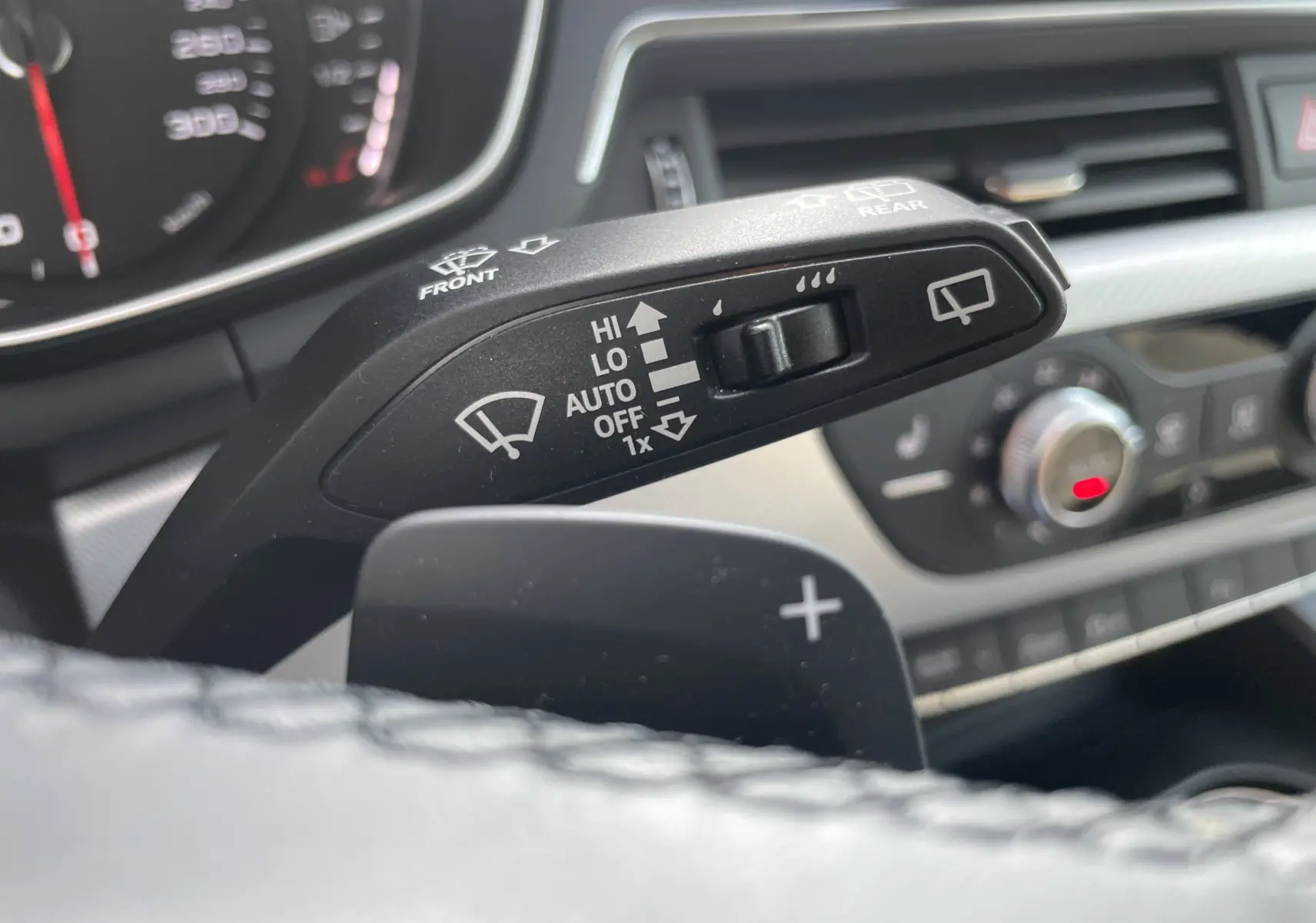 Gros plan sur la commande d'essuie-glace et palette de changement de vitesse à droite du volant d'une Audi A4 Avant 2022.