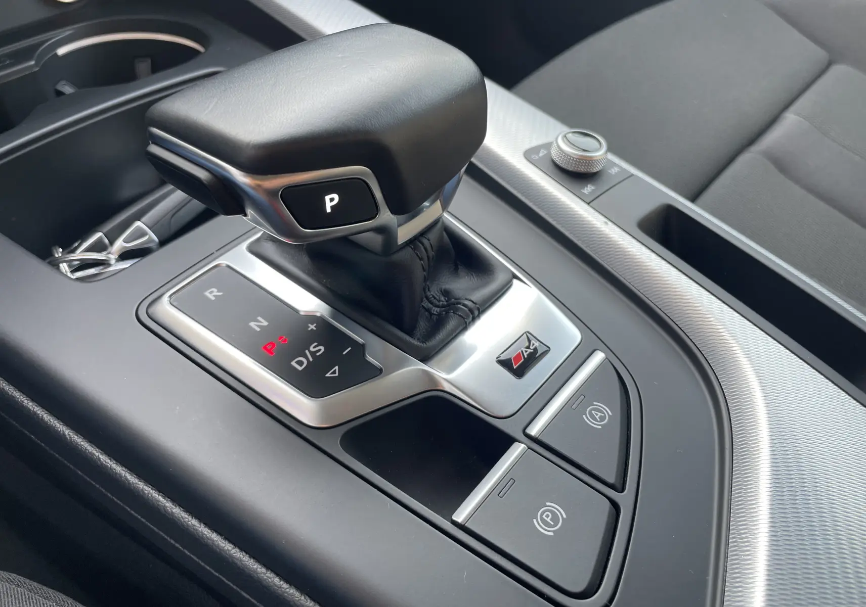 Gros plan sur la console centrale de l'Audi A4 Avant 40 TDI 204 Quattro 2022, avec levier de vitesse automatique et logo S4.