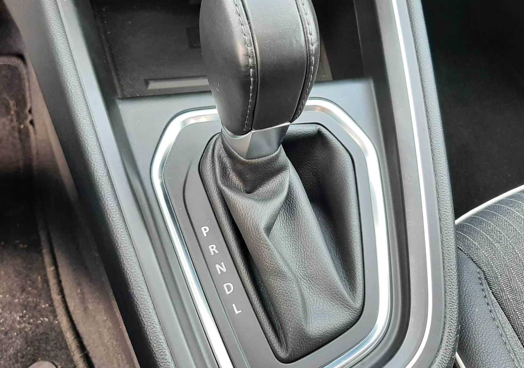 Le levier de vitesses automatique noir de la Renault Clio V TCE 90 Intens X-Tronic, vue rapprochée de la console centrale.