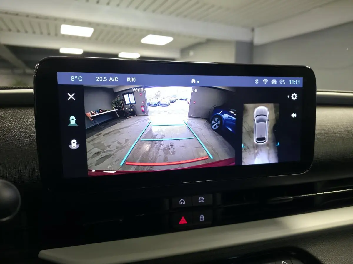Écran tactile intérieur de la Fiat 600 Hybrid 2024 montrant la caméra de recul 180° et l'aide au stationnement 360°.