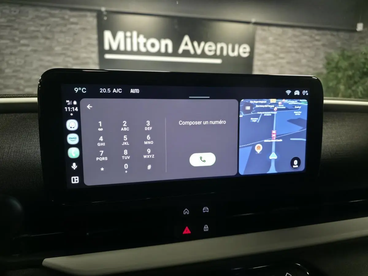 Écran tactile central du tableau de bord de la FIAT 600 rouge 2024 affichant navigation et appel téléphonique.