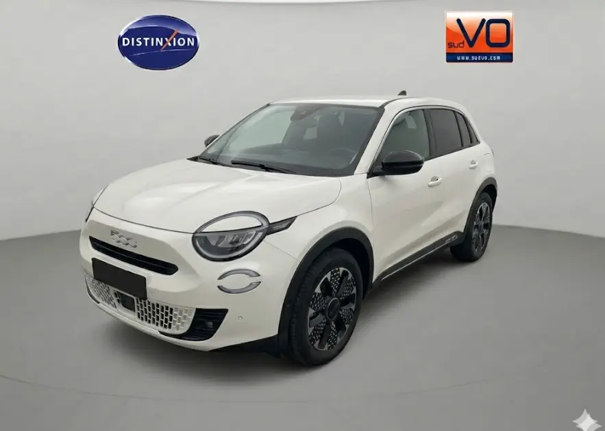Vue 3/4 avant droite d'une FIAT 600 T-Gen 3 blanche avec jantes noires et détails noirs contrastants.
