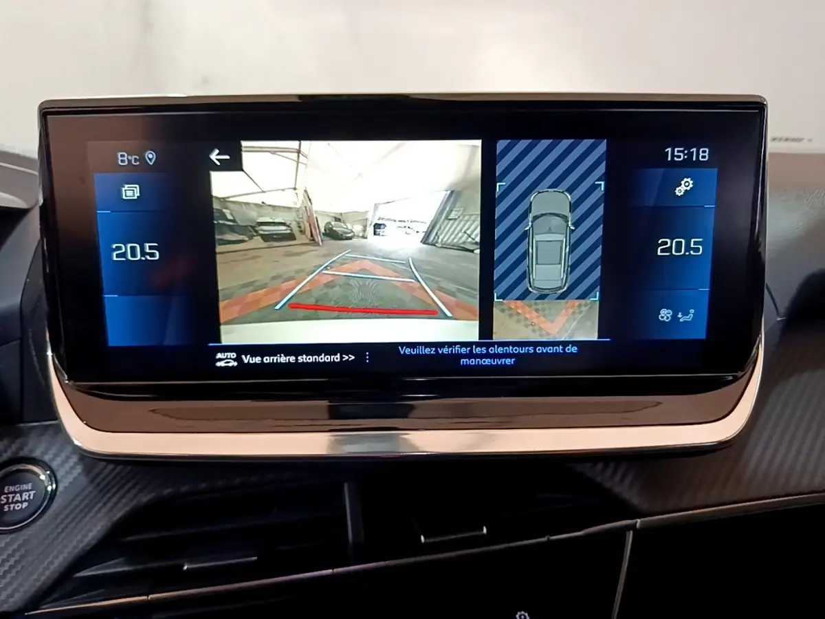 Écran tactile central du Peugeot 2008 affichant la caméra de recul et les réglages de température intérieure.