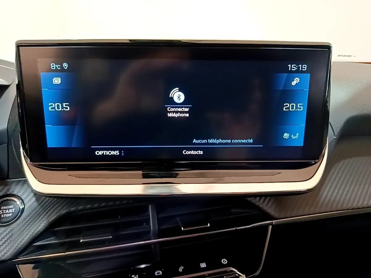 Écran tactile central du tableau de bord du Peugeot 2008 2021, avec affichage de la température et connexion Bluetooth.