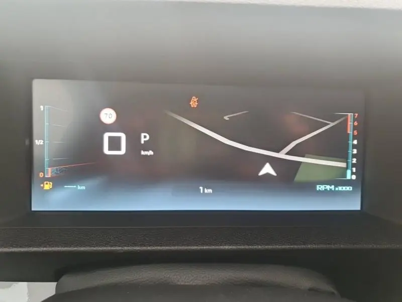 Affichage numérique du tableau de bord du Citroën Jumpy 2025, avec navigation et indicateurs de vitesse et régime moteur.