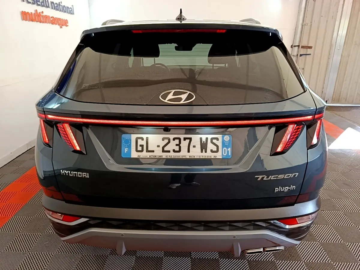 Vue arrière d'un Hyundai Tucson bleu 2023 avec feux LED distinctifs et logo Hyundai centré.