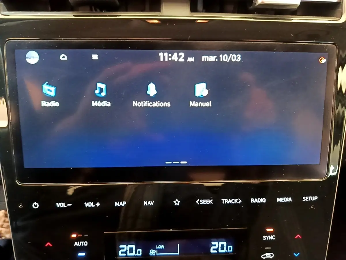 Écran tactile central du Hyundai Tucson 2023 affichant les options Radio, Média, Notifications et Manuel, interface bleue.