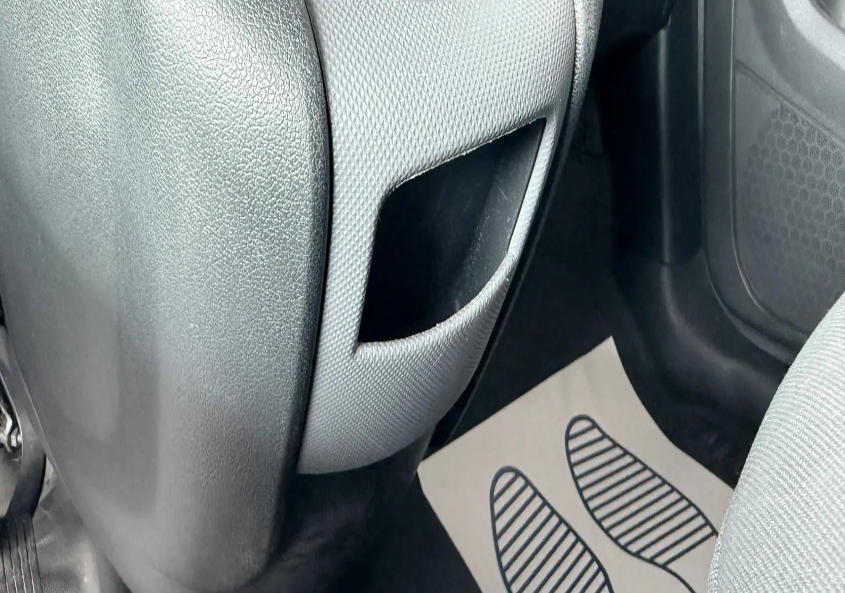 Détail de la console centrale côté conducteur du Citroën Berlingo 2016 avec levier de vitesse et tapis de sol noir.