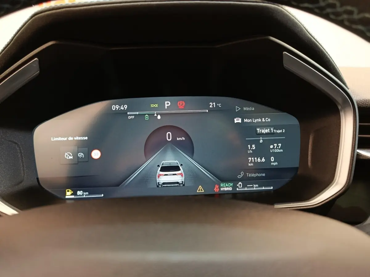 Combiné d'instruments numérique affichant la vitesse et l'assistance conduite du Lynk & Co 01 hybride rechargeable.
