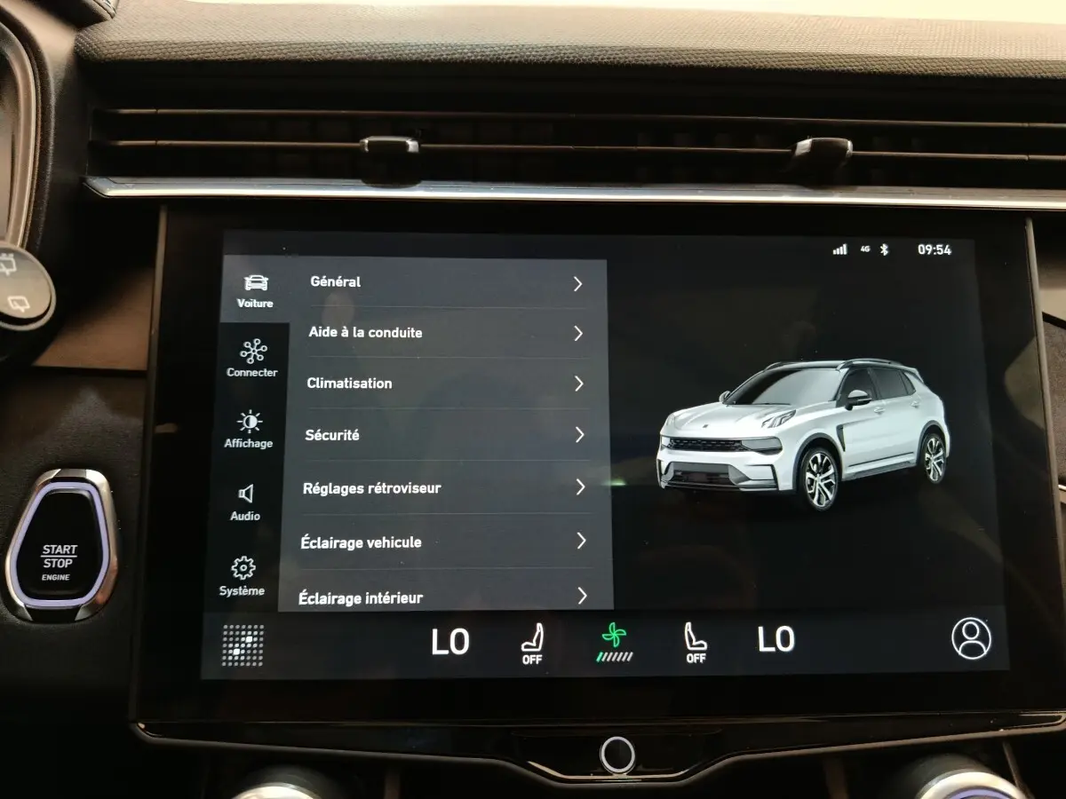 Écran tactile central montrant un SUV LINK & CO 01 blanc en vue 3D, avec menu des réglages affiché.
