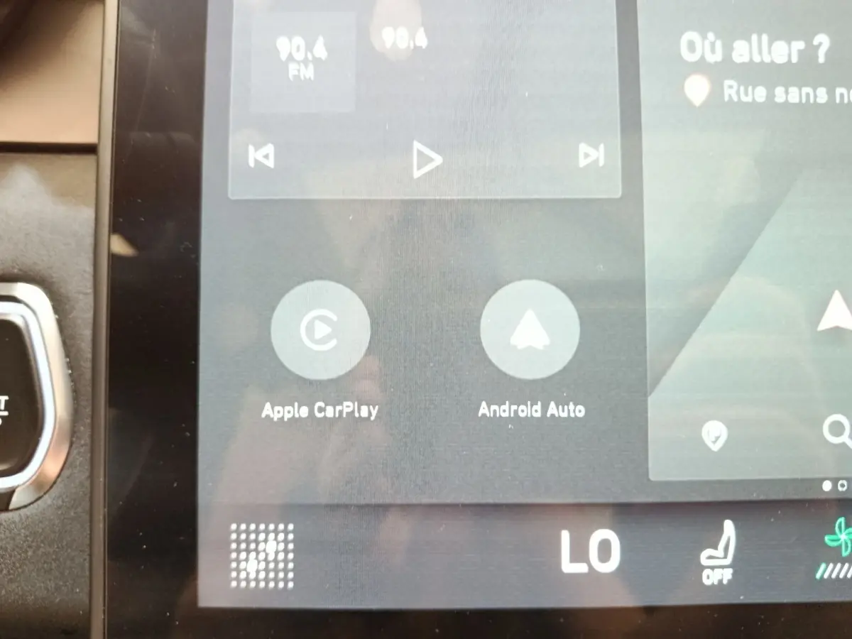 Vue rapprochée de l’écran tactile central du LINK & CO 01 bleu, affichant Apple CarPlay et Android Auto.