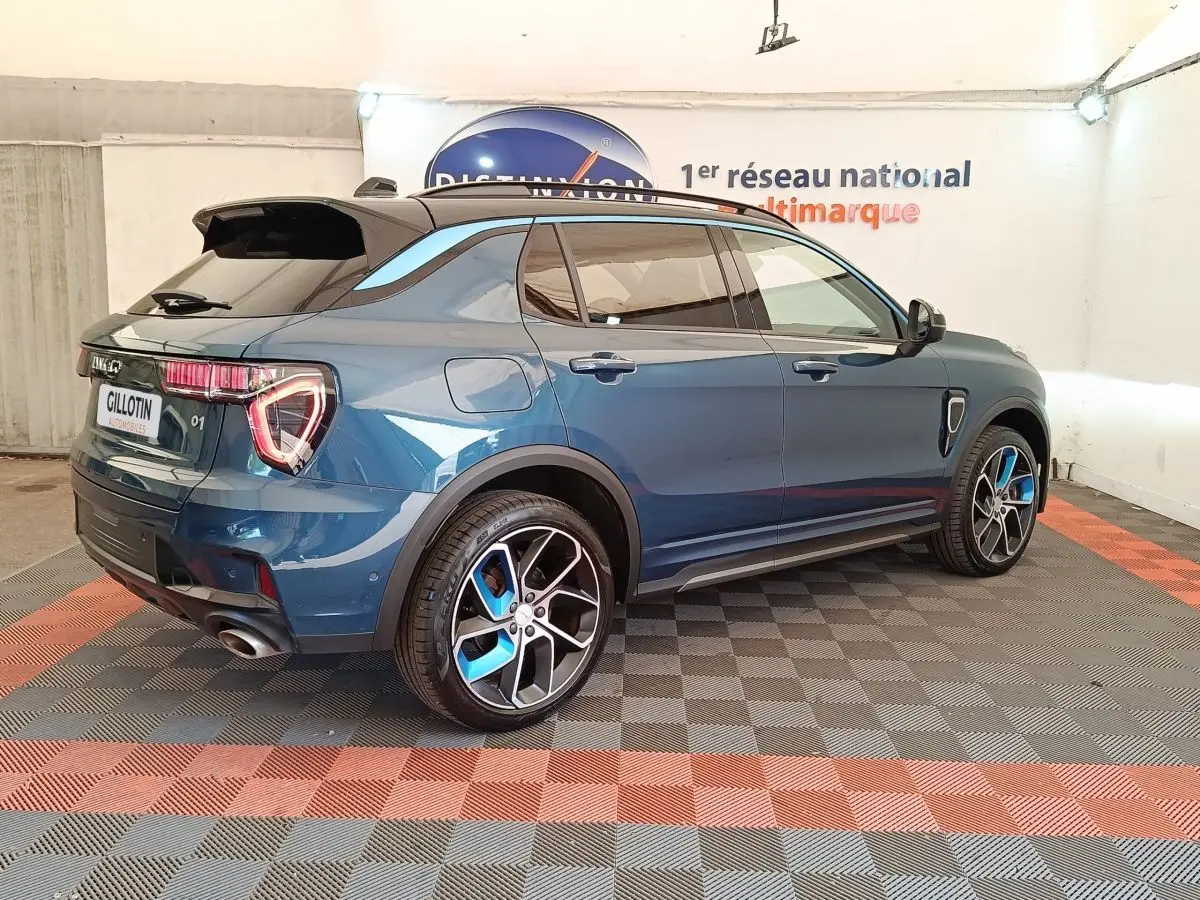 Vue 3/4 arrière droite du SUV Link & Co 01 bleu avec jantes bicolores et feux arrière LED distinctifs.