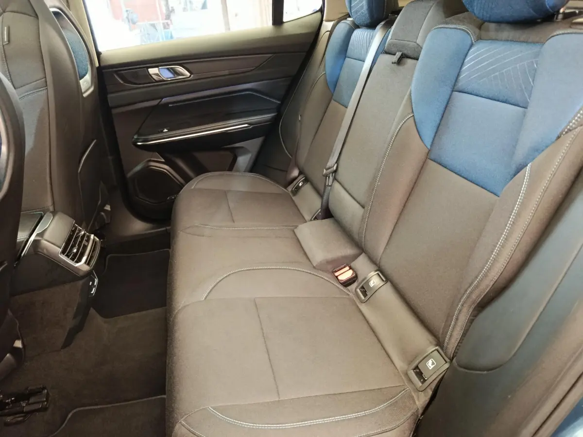 Vue côté droit de la banquette arrière bleu et noire du SUV Link & Co 01 hybride rechargeable 2023.