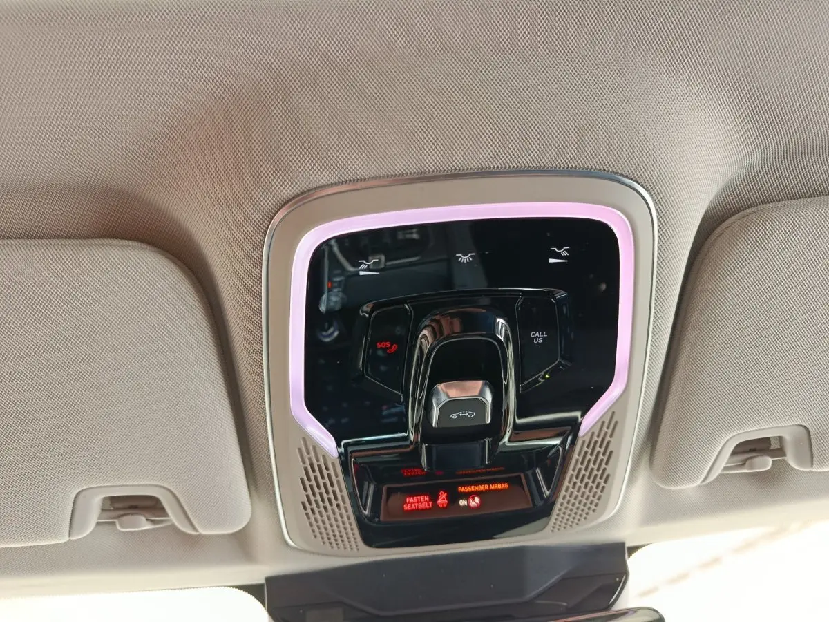 Vue en contre-plongée du plafonnier intérieur avec commandes et éclairage d’ambiance violet du Link & Co 01 bleu hybride rechargeable.