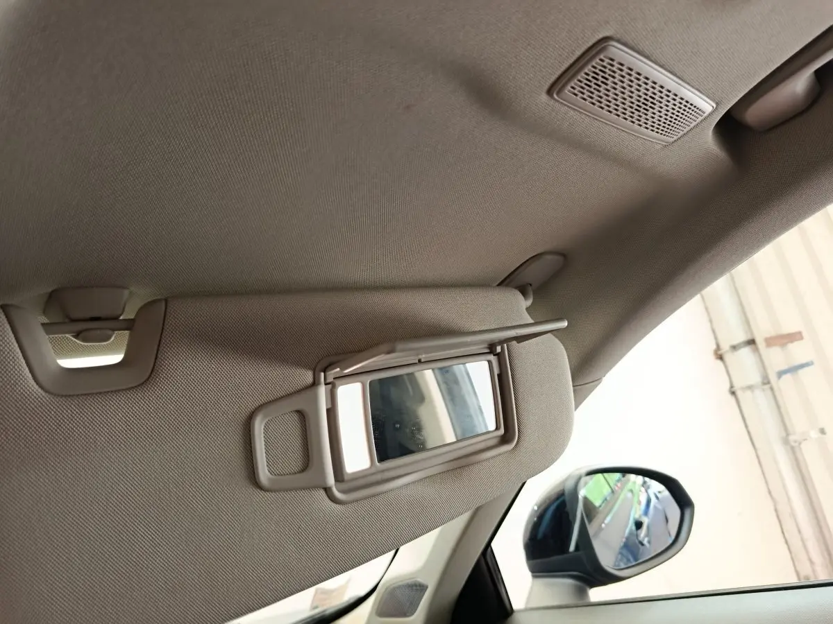 Détail intérieur du pare-soleil avec miroir ouvert côté conducteur du LINK & CO 01 bleu 2023.