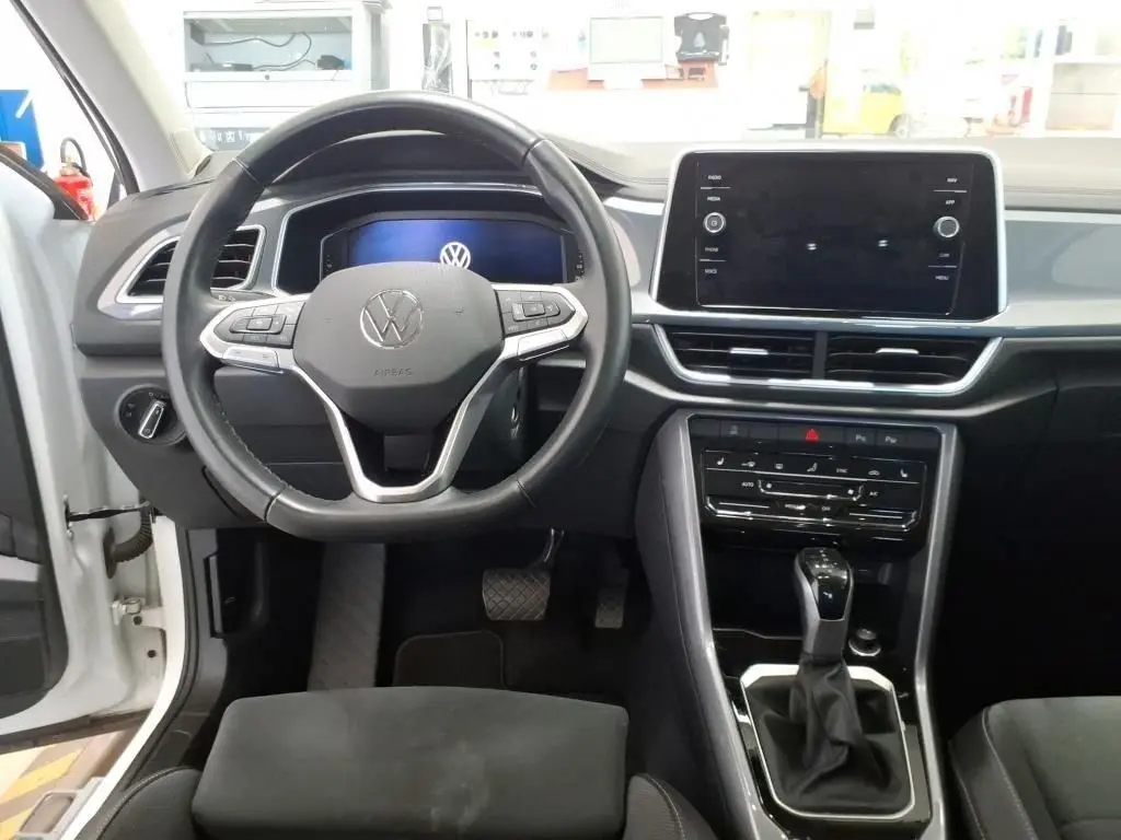Vue intérieure frontale du tableau de bord du Volkswagen T-Roc 2.0 TDI 150CH Style 2022 avec volant multifonction et écran tactile central.
