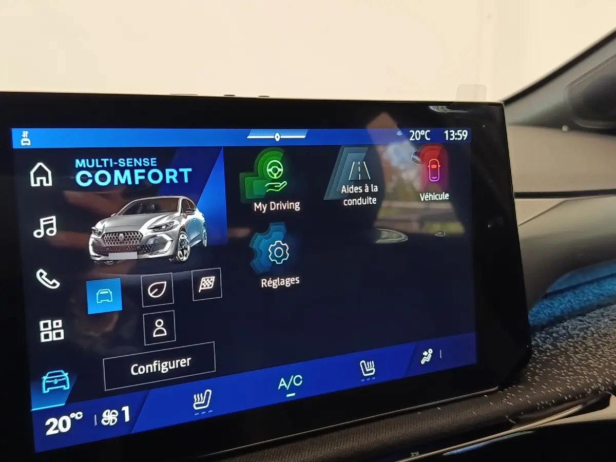Écran tactile central affichant les réglages de conduite avec illustration d'une Renault Clio gris foncé en vue 3/4 avant.