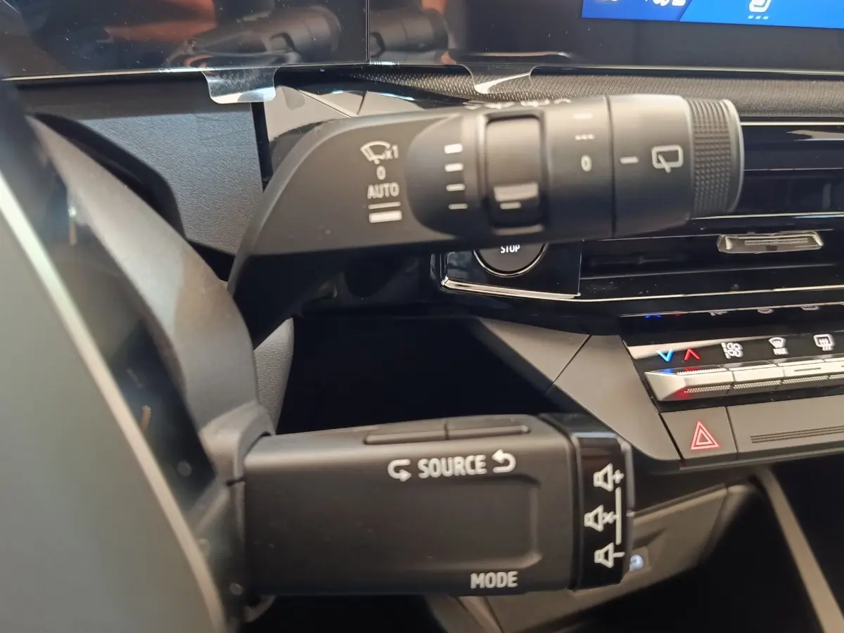 Gros plan sur les commandes au volant de la Renault Clio Techno gris foncé, montrant les boutons multifonctions et le tableau de bord.