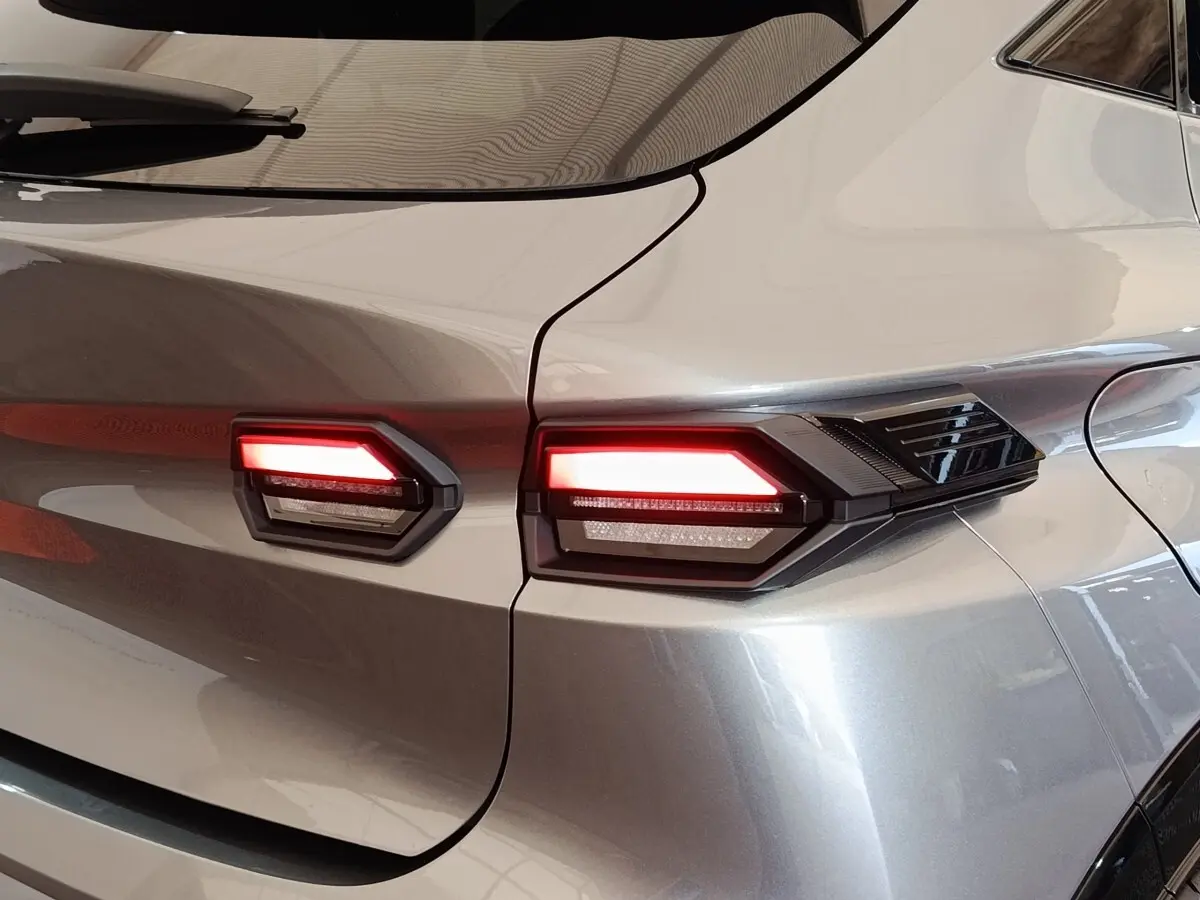 Gros plan sur les feux arrière allumés côté gauche d’une Renault Clio Techno TCe 115 gris foncé 2026.