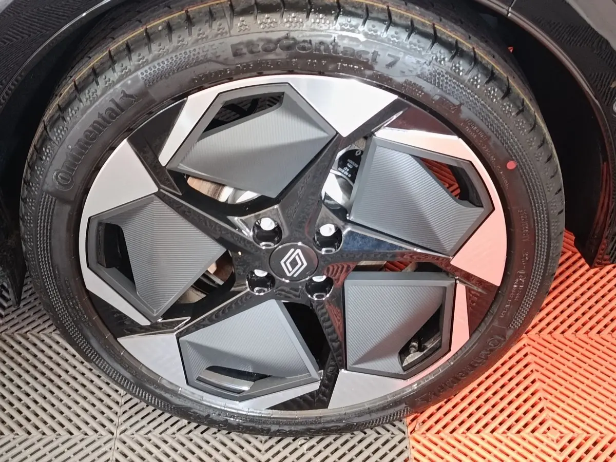 Gros plan sur la jante avant droite de la Renault Clio techno gris foncé, design moderne et géométrique.