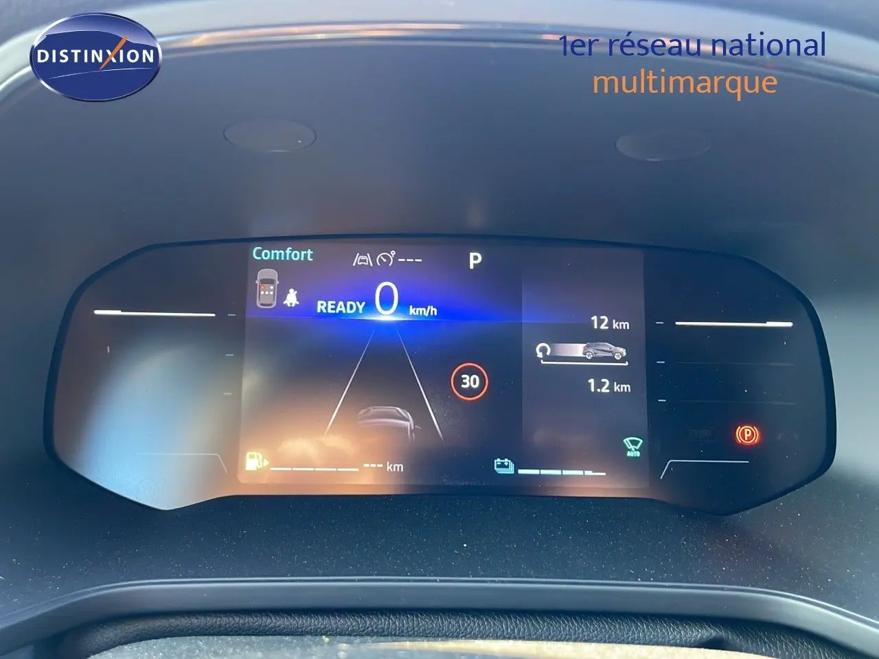 Affichage numérique du tableau de bord du Renault Captur E-Tech hybride, indiquant vitesse zéro et mode confort.