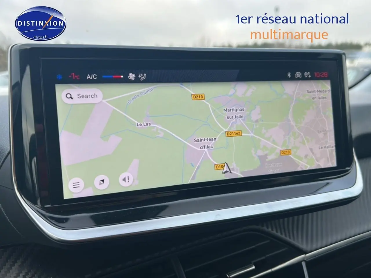 Écran tactile central affichant la navigation GPS dans l'habitacle d'une Peugeot 208 gris Artense.