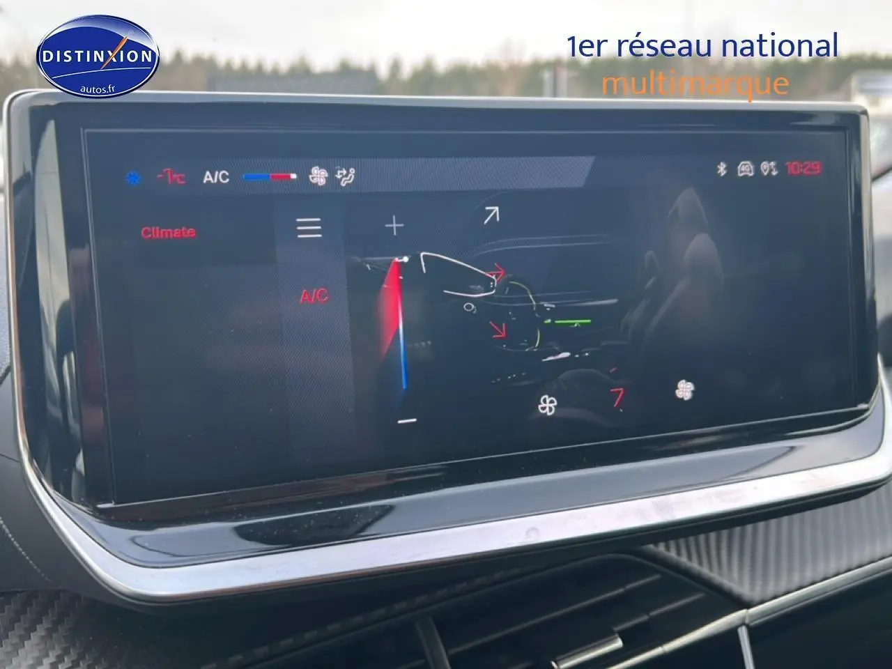 Écran tactile multifonction affichant le réglage de la climatisation dans une Peugeot 208 gris Artense, vue intérieure.